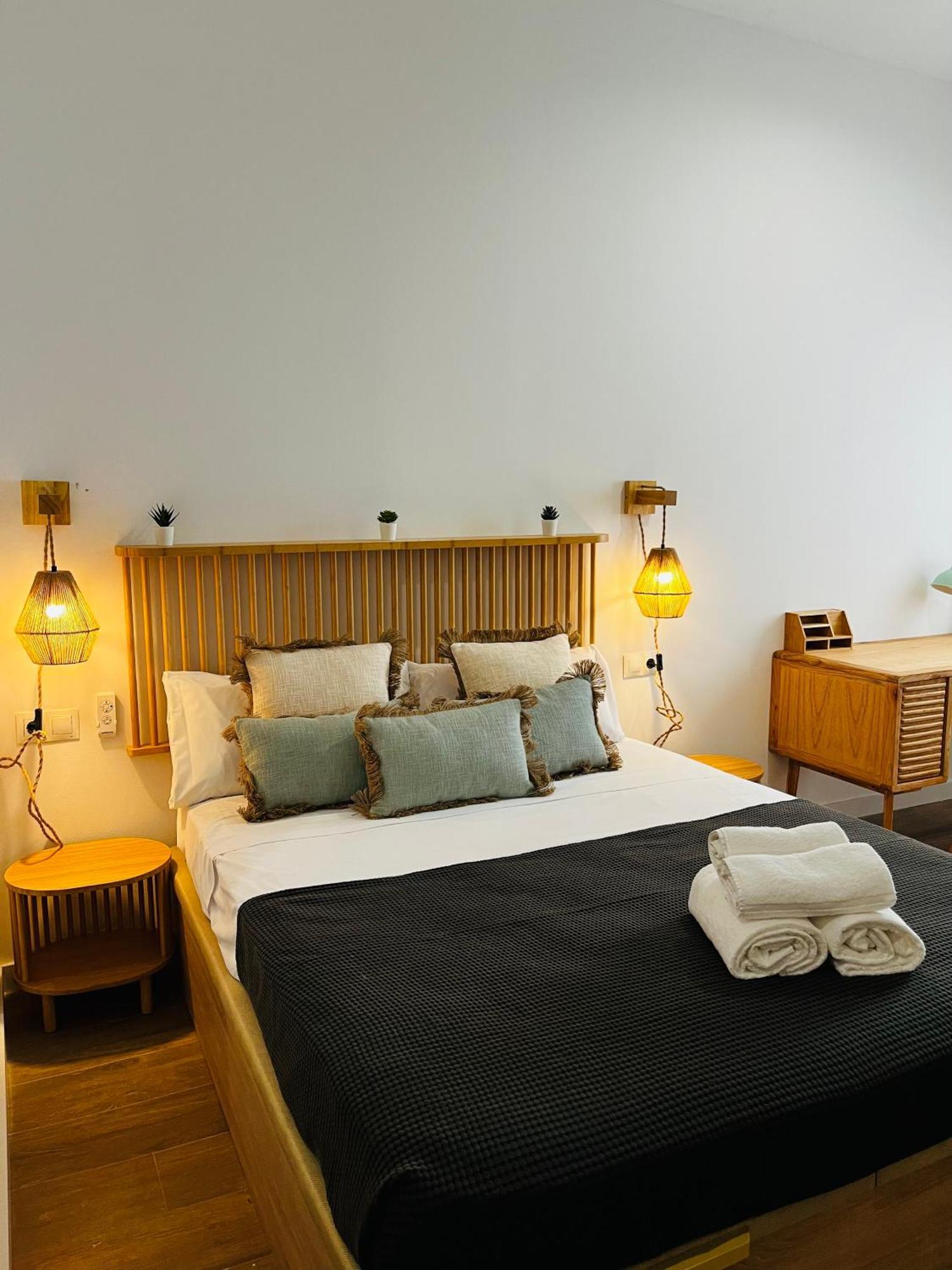 Travel Habitat Mediterranean Suites Valencia Bagian luar foto